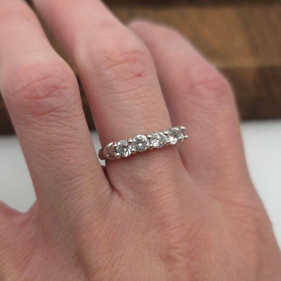 Size 9 Sterling Silver Bright Cubic Zirconia Ring A375 - Picture 4 of 8